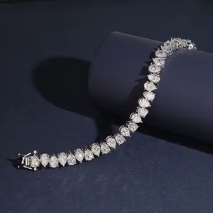 Gros plan détaillé d'un bracelet tennis en argent 925 avec des moissanites taille poire