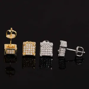 Vue détaillée de boucles d'oreilles clous carrées S925 en moissanite, finitions or et argent