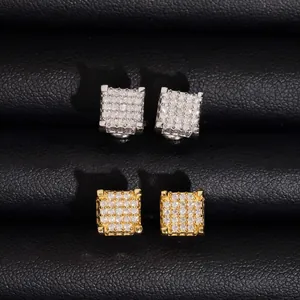 Gros plan de boucles d'oreilles carrées en moissanite argent sterling et finition or