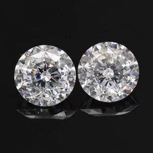 Macro-opname van twee ronde moissanite-stenen met 100 facetten, briljant geslepen