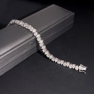 Gros plan d'un bracelet de tennis en argent 925 avec des pierres moissanite en goutte