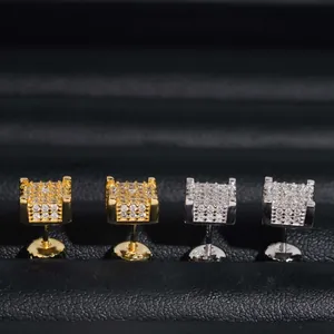 Gros plan de boucles d'oreilles carrées en argent S925 avec moissanite en or et argent.