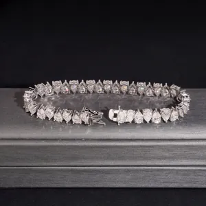 Vue détaillée des pierres moissanite taille poire sur un bracelet de tennis en argent 925