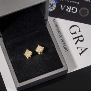 Vue détaillée de boucles d'oreilles carrées en moissanite dans un écrin gris