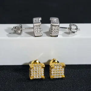 Vue rapprochée des boucles d'oreilles carrées en moissanite avec finitions or et argent