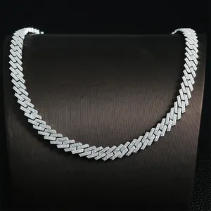 Dettaglio macro della collana cubana da 10mm con pavé di pietre Moissanite ad alta brillantezza