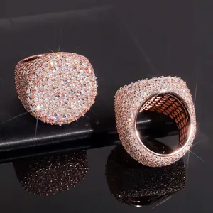 Detalle que muestra el brillante engaste en un anillo de moissanita hip hop de oro rosa