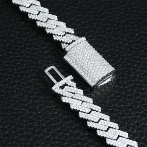 Vista macro dettagliata di una collana Cuban Link da 10mm con pavé di pietre moissanite brillanti