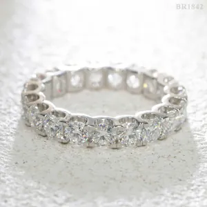 Makro-Detail eines Eternity-Rings aus 925er Silber mit runden 4,0-mm-Moissaniten