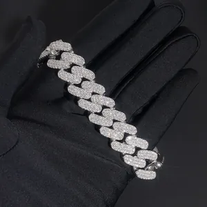 Primer plano de una pulsera de eslabones cubanos de plata S925 con moissanitas.
