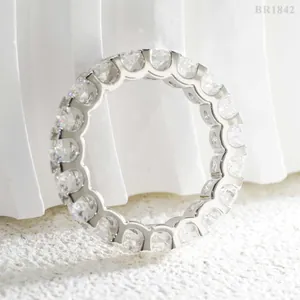 Makroansicht eines 925 Silber-Ewigkeitsrings mit 4,0 mm runden Moissanit-Steinen