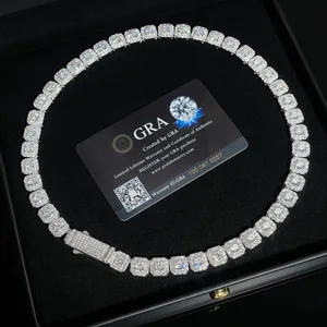 Primer plano de collar cubano de plata S925 de 10mm con piedras de moissanita brillantes