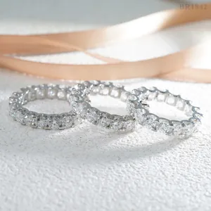 Nahaufnahme von drei funkelnden Eternity-Ringen aus 925er Silber mit Moissanit