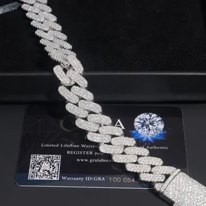 Primer plano de pulsera de eslabones cubanos de moissanita con tarjeta GRA y estuche.