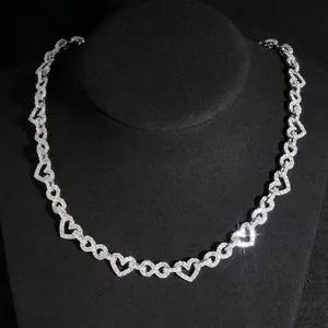 Κοντινό πλάνο κολιέ 8,5mm heart infinity Cuban link με ασήμι S925 και μοϊσανίτη