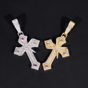 Gros plan de pendentifs croix hip-hop avec pierres irisées en finitions or et argent