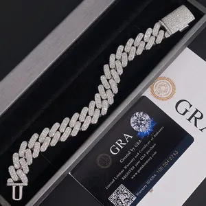 Detalle de pulsera cubana S925 plata moissanita con certificado GRA y caja de regalo
