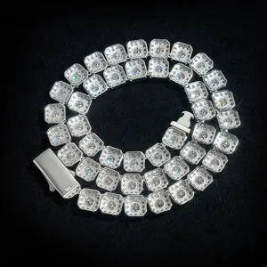 Primer plano de cadena cubana de plata S925 de 10mm con moissanita y sello 925 real.