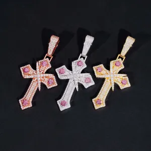 Vue détaillée de pendentifs croix en argent S925 et moissanite avec pierres roses