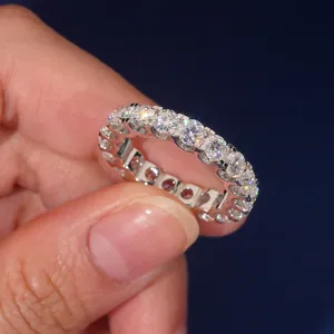Klassischer Eternity-Ring aus 925er Sterlingsilber mit 4,0 mm runden Moissaniten