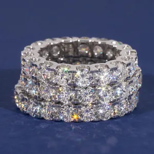 Luxuriöses Set aus 925er Sterlingsilber-Ewigkeitsringen mit 4,0 mm runden Moissanit-Diamanten