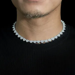 Κοντινό πλάνο ασημένιου κολιέ με καρδιές 8mm moissanite στον λαιμό ενός ανδρικού μοντέλου