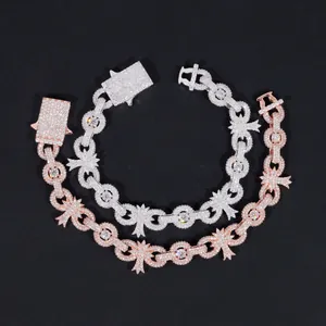 Vista macro de eslabones de cruz de 10mm en pulseras hip hop en plata y oro rosa