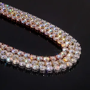 Nahaufnahme einer dreireihigen 8,0 mm Moissanit-Tenniskette aus S925 Sterlingsilber mit Glanz.