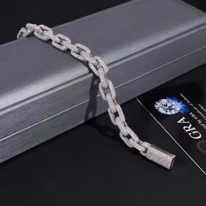 Primer plano de pulsera hip hop de plata S925 de 8,2 mm con piedras moissanita