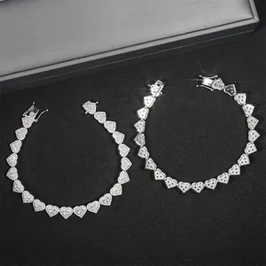 Λεπτομερής προβολή βραχιολιού καρδιάς moissanite 8mm με pavé και πίσω σχέδιο