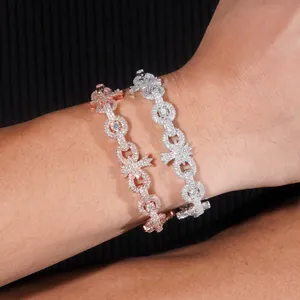 Detalle de pulseras de cruz de moissanita en plata 925 con acabado en plata y oro rosa.