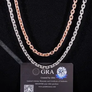 Gros plan de colliers chaîne ancre en moissanite argent et or rose avec certificat GRA