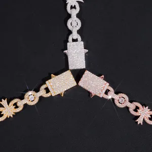 Primer plano de pulseras de cruz de moissanita en acabados plata, oro y oro rosa