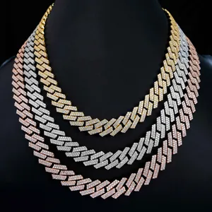 Tre collane a catena cubana con moissanite da 10 mm nei colori oro, argento e oro rosa.