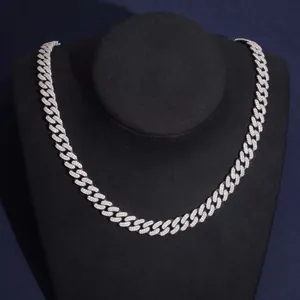 Primo piano di collana Cuban 10mm in argento 925 e moissanite, design a mezzaluna