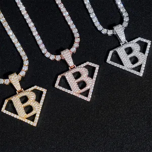 Primo piano dei ciondoli con lettera B in moissanite colore D in tre finiture metalliche