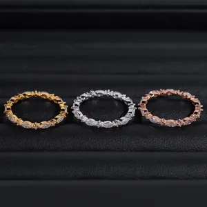 Vista macro de tres anillos de eternidad de moissanita marquesa en oro, plata y rosa