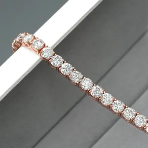 Gros plan macro montrant les brillants moissanites de 5mm de cette chaîne tennis en or rose