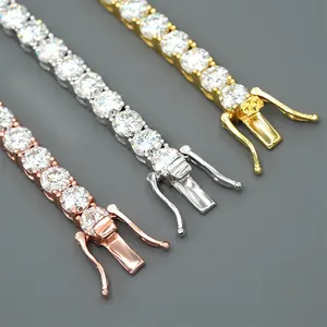 Gros plan sur les chaînes tennis en moissanite de 5mm en finitions or rose et or.