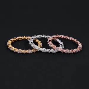 Primer plano de anillos de moissanita marquesa entrelazados en oro, plata y rosa