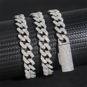 Vista dettagliata della catena cubana in argento 925 da 10 mm con chiusura in diamante lucido.
