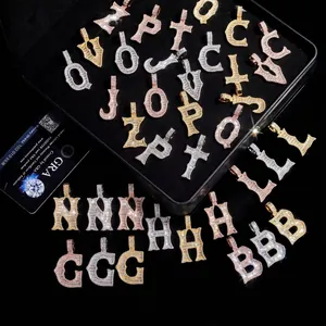 Detailansicht verschiedener vereister Alphabet-Anhänger in Gold- und Silberoptik auf Tablett