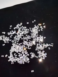 Primer plano de piedras de moissanita con corte baguette sobre un gran fondo negro