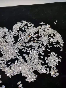 Macro-opname van briljante marquise geslepen moissaniet stenen op zwarte achtergrond.