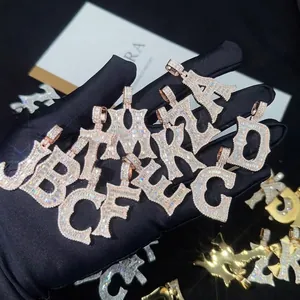 Detailansicht von Moissanit Alphabet Anhängern für Hip-Hop-Tennis-Halsketten.