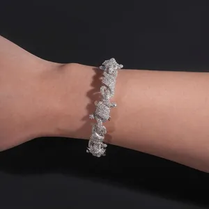 Detailansicht eines 15 mm S925 Silber Moissanit Panzerarmbands an einem Handgelenk