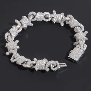 Detailansicht eines 15 mm S925 Silber Moissanit Stacheldraht-Cuban-Armbands.