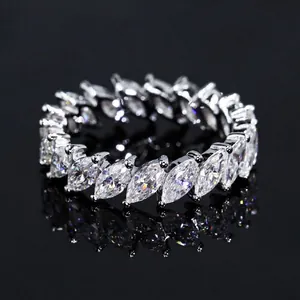 Vista macro detallada de un anillo de plata 925 con moissanita talla marquesa brillante