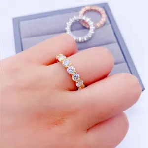 Vista dettagliata dell'anello eternity in moissanite VVS tonda da 4mm stile hip hop
