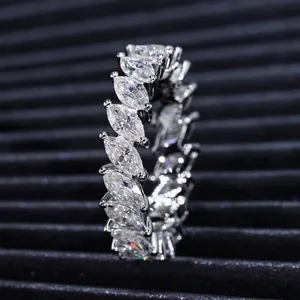 Detalle macro de un anillo de eternidad de moissanita talla marquesa en plata 925